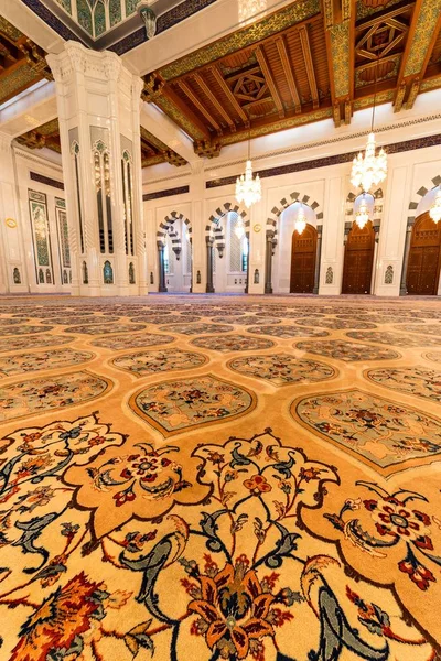 Gran Mezquita del Sultán Qaboos en Mascate, Omán — Foto de Stock