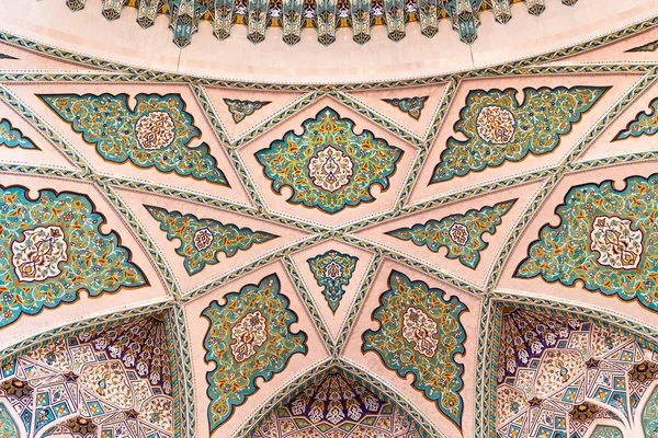 Gran Mezquita del Sultán Qaboos en Mascate, Omán — Foto de Stock