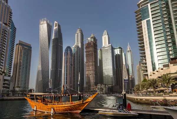 Panorámás kilátás nyílik a Dubai Marina, Egyesült Arab Emírségek — Stock Fotó