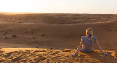 Sarışın kız Wahiba Sands, Umman gün batımında rahatlatır