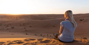 Sarışın kız Wahiba Sands, Umman gün batımında rahatlatır