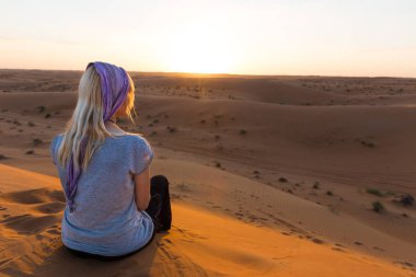 Sarışın kız Wahiba Sands, Umman gün batımında rahatlatır