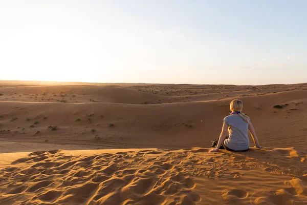 Sarışın kız Wahiba Sands, Umman gün batımında rahatlatır