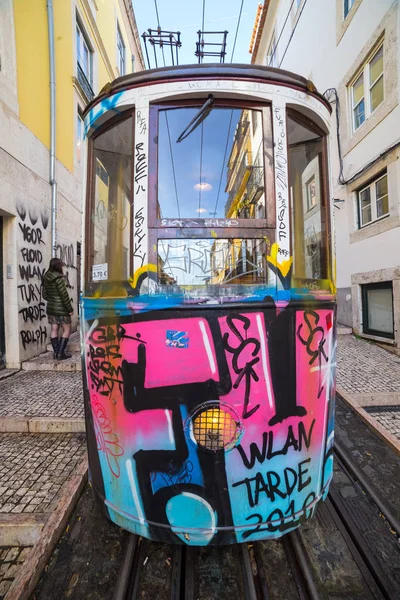 El antiguo funicular del centro de Lisboa, Portugal — Foto de Stock