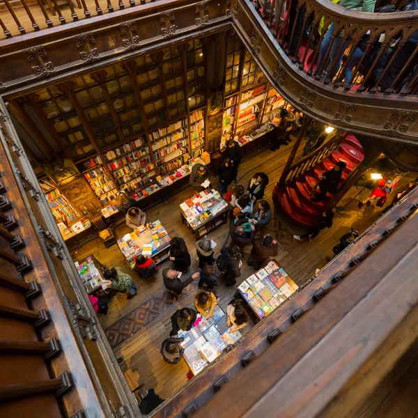 Looking inside Lello Bookstore, in Porto, Portugal — Stock Photo, Image