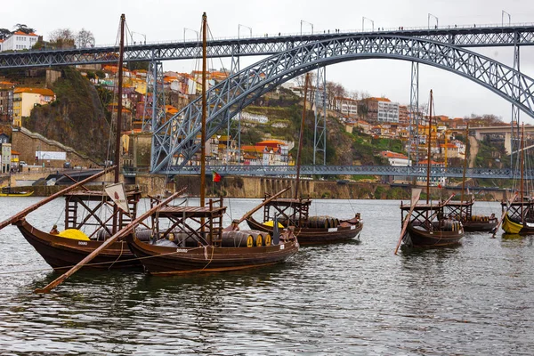 Rebelos, de typische wijn boten van Porto, Portugal — Stockfoto