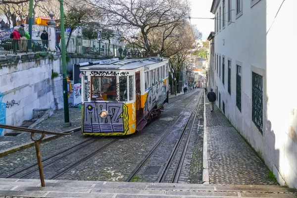 El antiguo funicular del centro de Lisboa, Portugal — Foto de Stock