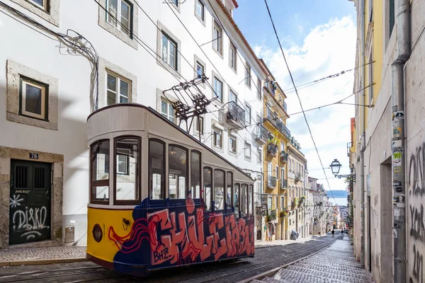 El antiguo funicular del centro de Lisboa, Portugal — Foto de Stock