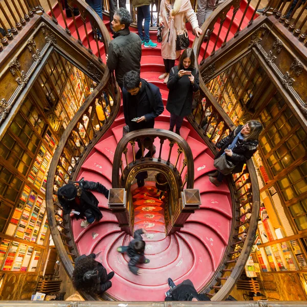 Mirando dentro de la librería Lello, en Oporto, Portugal — Foto de Stock