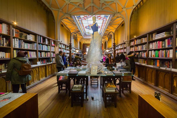 Looking inside Lello Bookstore, in Porto, Portugal — Stock Photo, Image