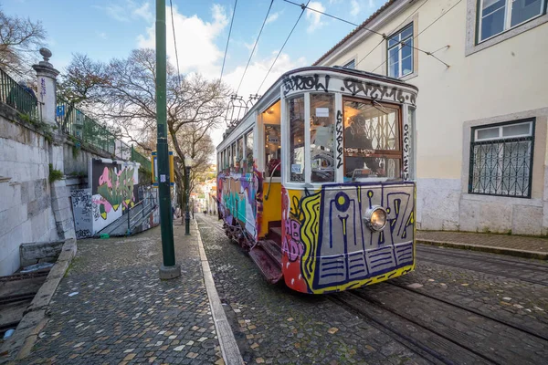 El antiguo funicular del centro de Lisboa, Portugal — Foto de Stock