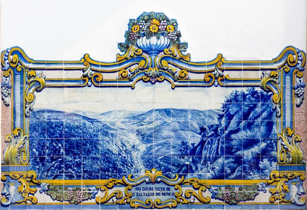 Azulejos na estação ferroviária de Pinhao, Vale do Douro, Portugal — Fotografia de Stock