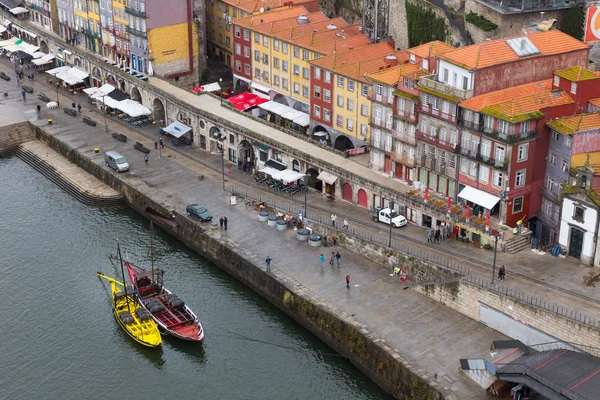 Vista del barrio de Ribeira en Oporto, Portugal — Foto de Stock