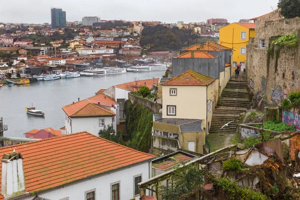 Vista del barrio de Ribeira en Oporto, Portugal — Foto de Stock