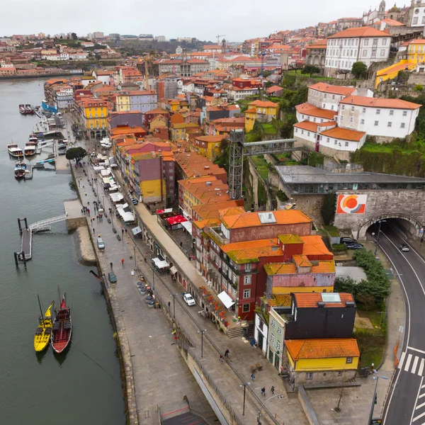 Vista del barrio de Ribeira en Oporto, Portugal — Foto de Stock