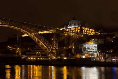 Dom Luis gece, Douro nehrin Porto şehirler ve Vila Nova de Gaia, Portekiz arasında yayılan bir metal kemer köprü köprü
