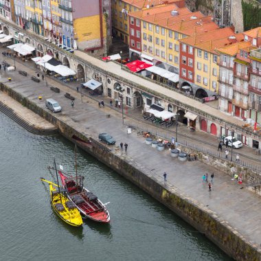 Ribeira eski Dom Luis Köprüsü ve Douro nehir, Porto, Portekiz çeyrek görünümünü