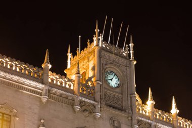 Rossio tren istasyonu Lizbon, Portekiz ve cephe gece görünümü. Eski merkez demiryolu İstasyonu connecing Lizbon ile bölge Sintra