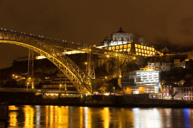 Dom Luis gece, Douro nehrin Porto şehirler ve Vila Nova de Gaia, Portekiz arasında yayılan bir metal kemer köprü köprü