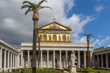 Roma, İtalya - 24 Nisan 2016: Saint Paul 'un Papalık Bazilikası Duvarların Ötesinde, Roma, İtalya