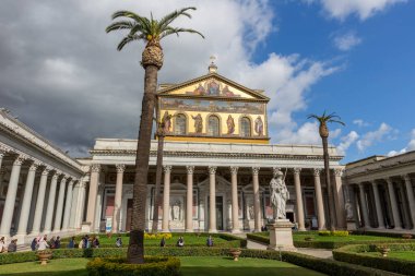 Roma, İtalya - 24 Nisan 2016: Saint Paul 'un Papalık Bazilikası Duvarların Ötesinde, Roma, İtalya
