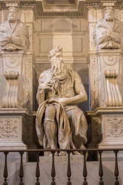 Roma, İtalya - 25 Nisan 2016: Roma, İtalya 'da bir Katolik kilisesi olan ve Michelangelo' nun Musa heykelinin evi olarak bilinen Aziz Peter in Chains