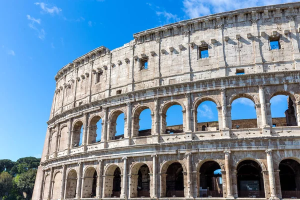 Roma, İtalya - 24 Nisan 2016: Roma, İtalya 'da Kolezyum manzarası