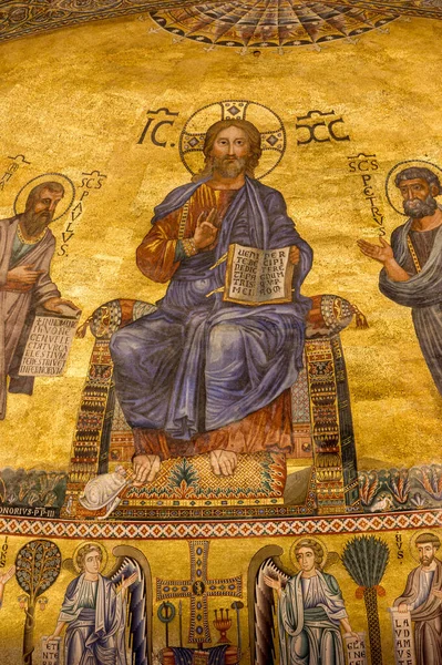 Roma, İtalya - 24 Nisan 2016: Saint Paul 'un Papalık Bazilikası Duvarların Ötesinde, Roma, İtalya