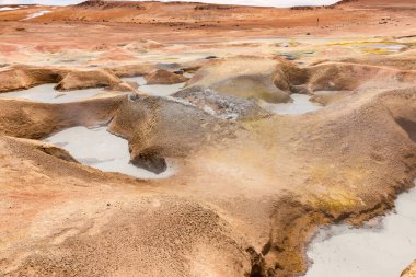 Güney Bolivya çölündeki Sol de Manana 'da volkanik aktivitelerin ve fümerollerin güzel manzarası..