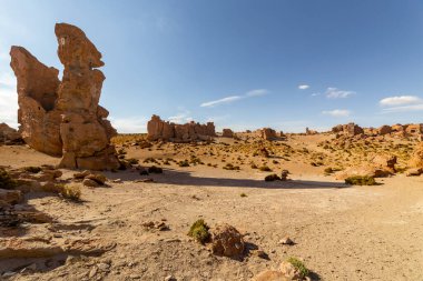 Bolivya 'nın güneyindeki Valle de Rocas ya da Taş Vadisi' ndeki turuncu renkli kaya ve kayalar eritilmiş ve tuhaf şekillerde oluşmuştur.