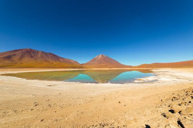 Ünlü Laguna Verde 'nin büyüleyici panoramik manzarası, Yeşil Göl. Muhteşem Bolivya And Dağları ve Altiplano manzarası muhteşem Siloli Çölü 'nde, Salar de Uyuni, Bolivya yakınlarında.