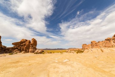Bolivya 'nın güneyindeki Valle de Rocas ya da Taş Vadisi' ndeki turuncu renkli kaya ve kayalar eritilmiş ve tuhaf şekillerde oluşmuştur.