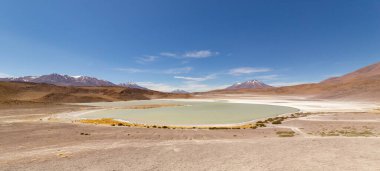 Ünlü Honda Gölü 'nün (lagün) göz kamaştırıcı panoramik manzarası. Bolivya And Dağları ve Altiplano 'nun muhteşem vahşi Siloli Çölü' ndeki muhteşem manzarası Bolivya 'daki Salar de Uyuni yakınlarında.