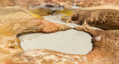 Güney Bolivya çölündeki Sol de Manana 'da volkanik aktivitelerin ve fümerollerin güzel manzarası..