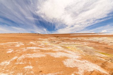 Güney Bolivya 'daki çölün büyüleyici panoramik manzarası. Şili ile Valle de Rocas sınırı arasındaki manzaralı yol boyunca Bolivya And Dağları ve Altiplano 'nun muhteşem manzarası.