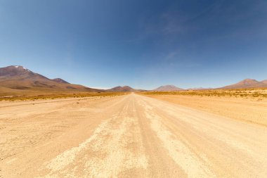 Salar de Uyuni 'den Bolivya' nın güneyindeki lagünlere giden çölün manzaralı rotası.