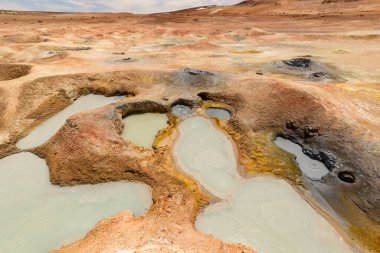 Güney Bolivya çölündeki Sol de Manana 'da volkanik aktivitelerin ve fümerollerin güzel manzarası..