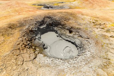 Güney Bolivya çölündeki Sol de Manana 'da volkanik aktivitelerin ve fümerollerin güzel manzarası..
