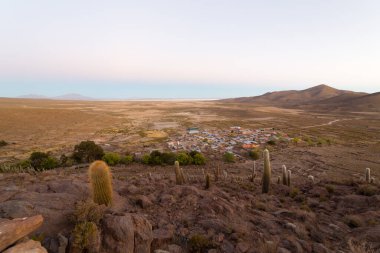 Uyuni, Bolivya - Ekim 02, 2018: Bolivya 'da Salar de Uyuni' de küçük bir köy olan Santiago de Agencha 'nın panoramik manzarası