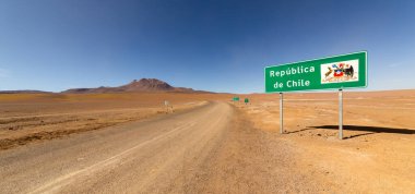 Güney Bolivya çölünde bir off-road gezisi. And Dağları ve Altiplano 'nun güzel manzarası Bolivya (Siloli Çölü) ve Şili (Atacama Çölü) arasındaki sınırda.)