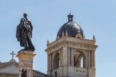 Plaza Murillo 'daki heykel, başkanlık sarayı ve La Paz, Bolivya' daki katedral.