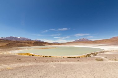 Ünlü Honda Gölü 'nün (lagün) göz kamaştırıcı panoramik manzarası. Bolivya And Dağları ve Altiplano 'nun muhteşem vahşi Siloli Çölü' ndeki muhteşem manzarası Bolivya 'daki Salar de Uyuni yakınlarında.