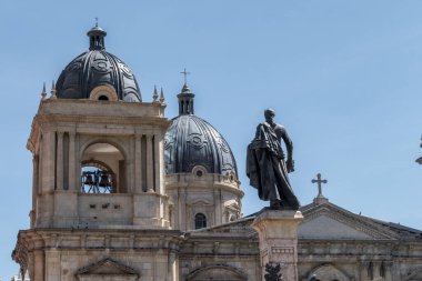 Plaza Murillo 'daki heykel, başkanlık sarayı ve La Paz, Bolivya' daki katedral.