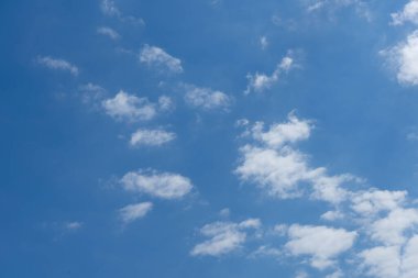 Baharda bulutlu mavi gökyüzü