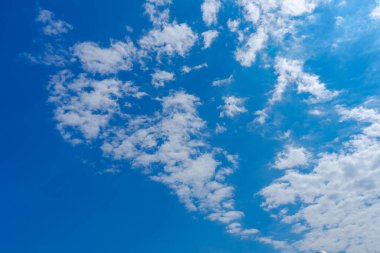 Baharda bulutlu mavi gökyüzü