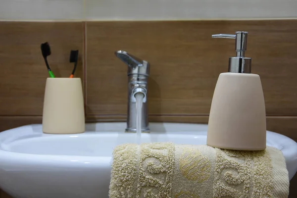 Banyoda sabun ve havlu hijyen için.