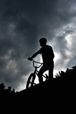 Bir bisikletçinin silueti