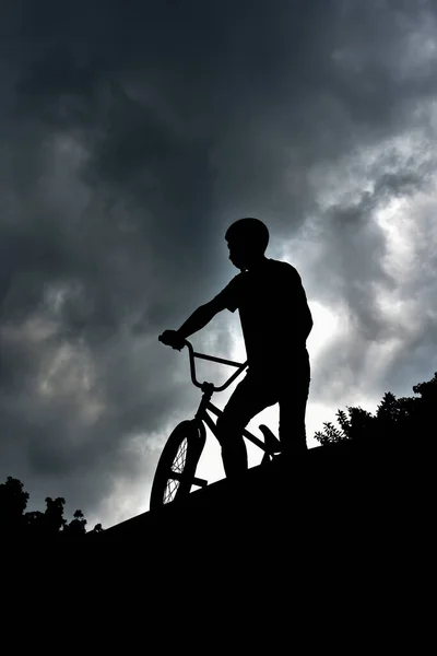 Bir bisikletçinin silueti