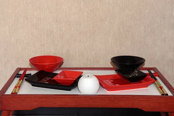 Siyah ve kırmızı suşi tabakları