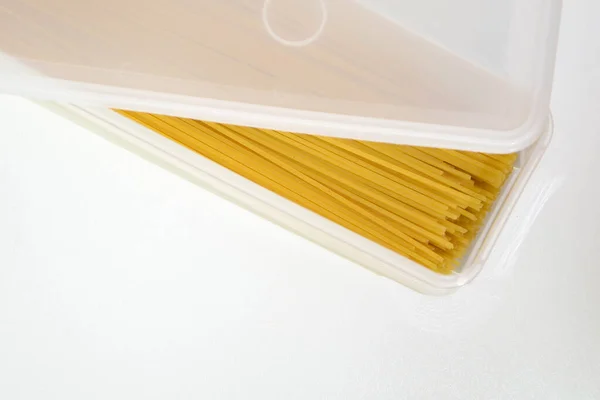 Masadaki bir kutuda spagetti.